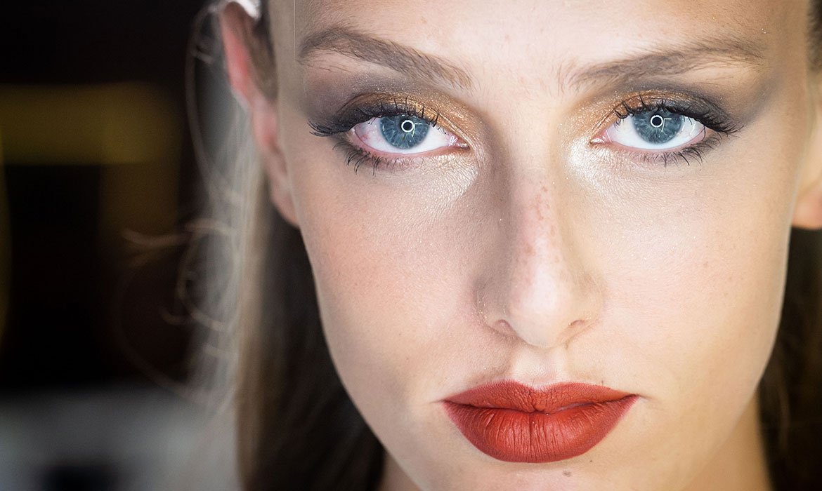 Dentro de las tendencias de maquillaje de 2021 no podían faltar las sombras de ojos metálicas. Dorados, cobrizos, plateados… ¿Cuál te gusta más? Elige el color o los colores que te parezcan  más top dentro de la paleta Eye Go Wild de L’Oréal Paris.
